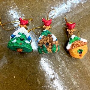 NIB CHRISTMAS ORNAMENTS RED CARDINALS ON BIRD HOUSES SET OF THREE